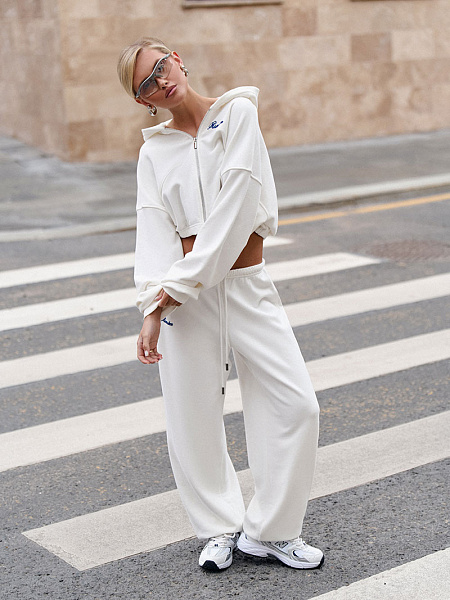 КОСТЮМ “ZIP SPORTY PEACH” С БРЮКАМИ | МОЛОЧНЫЙ